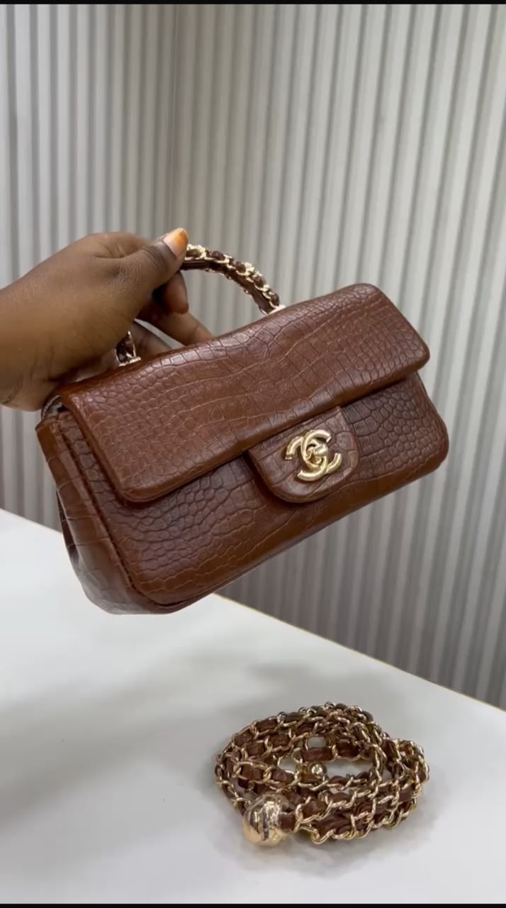Sac Chanel marron effet croco avec chaîne dorée, vue avant