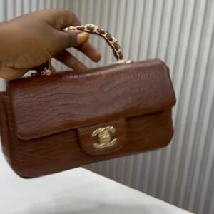 Sac Chanel marron effet croco avec chaîne dorée