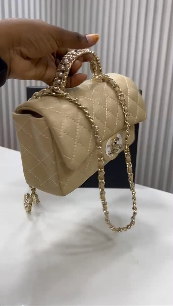Sac Chanel matelassé beige avec chaîne dorée, vue avant