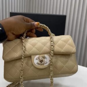 Sac Chanel matelassé beige avec chaîne dorée