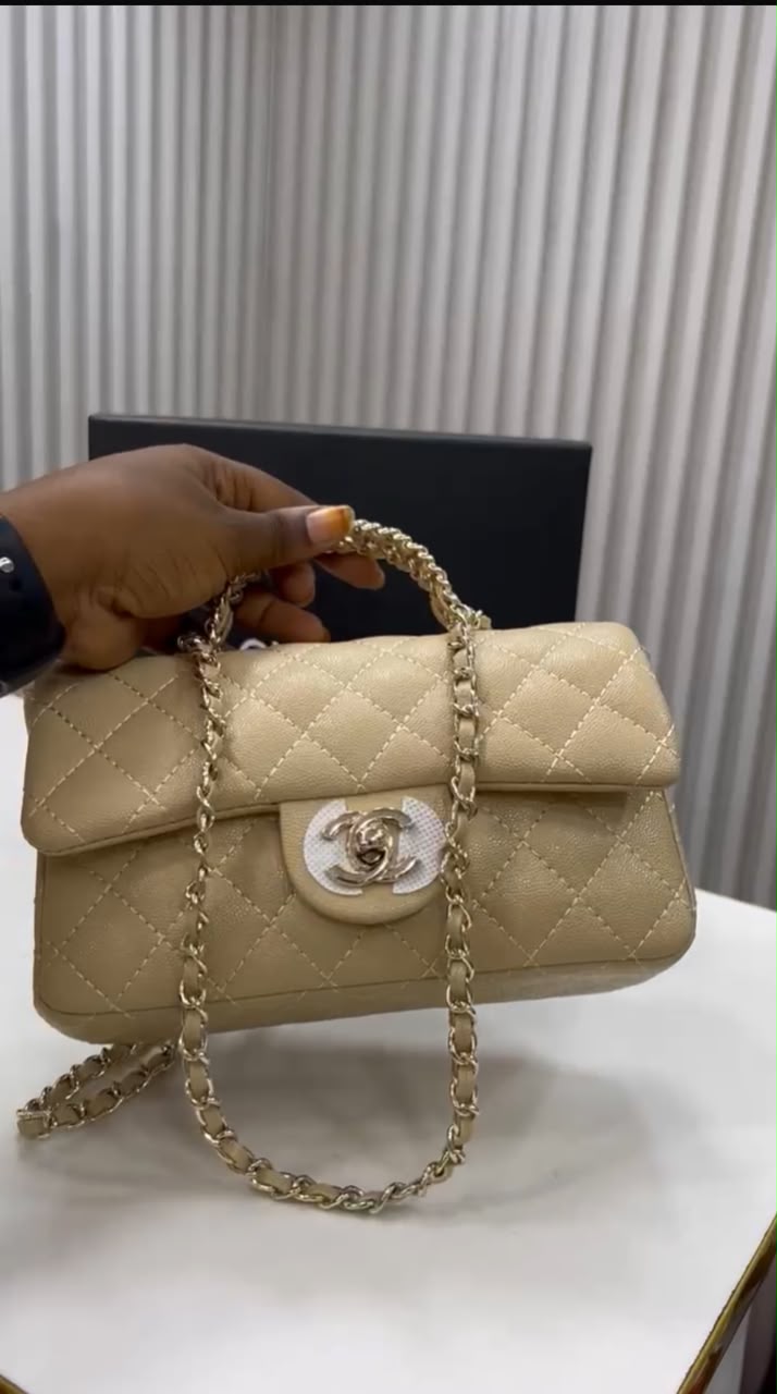 Sac Chanel matelassé beige avec chaîne dorée