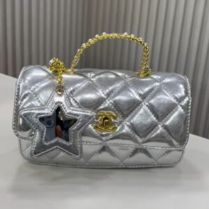 Sacoche Chanel matelassée argentée avec chaîne dorée