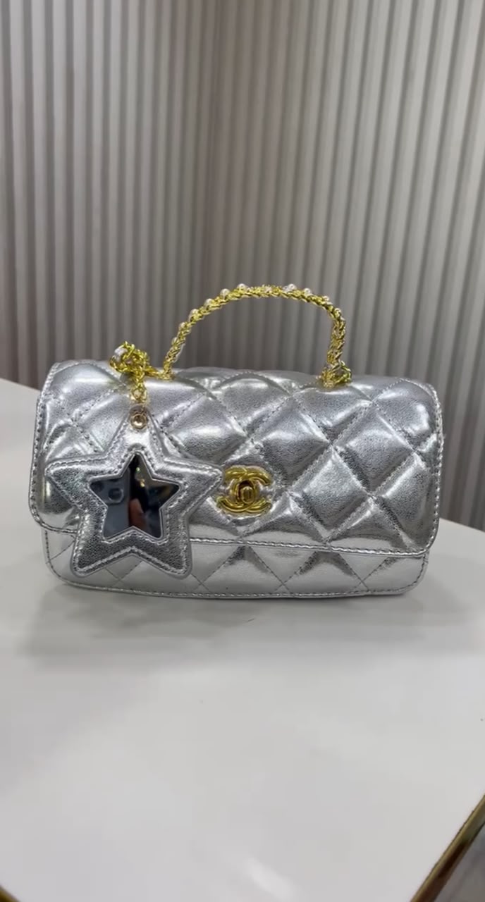 Sacoche Chanel matelassée argentée avec chaîne dorée